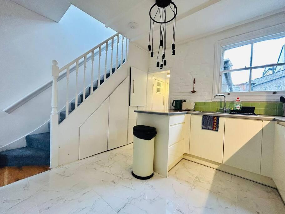Elegant House In Stratford Appartement Londen Buitenkant foto