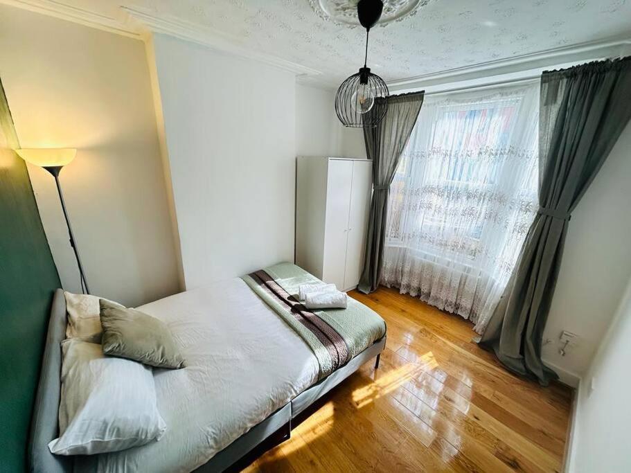 Elegant House In Stratford Appartement Londen Buitenkant foto