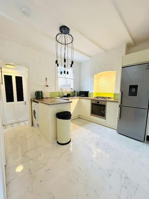 Elegant House In Stratford Appartement Londen Buitenkant foto