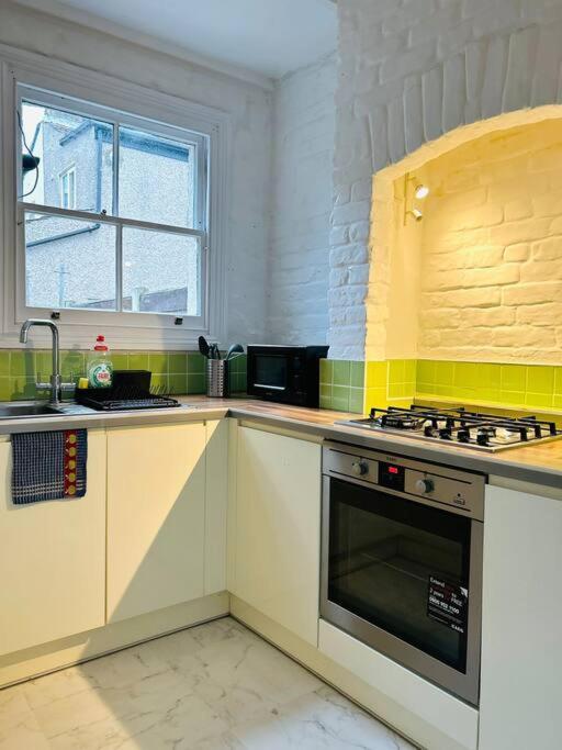 Elegant House In Stratford Appartement Londen Buitenkant foto